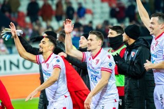 Benjamin Kololli (au centre) et les joueurs sédunois célèbrent avec le Gradin Nord à l'issue de la victoire contre Zurich samedi soir à Tourbillon.